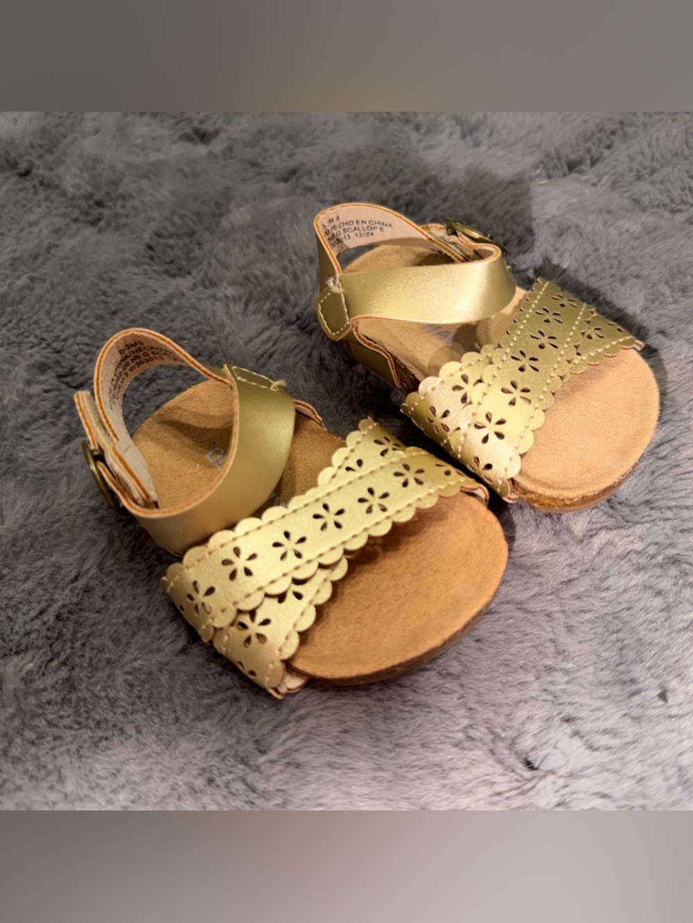 Old navy Metallic Gold Scalloped Flower Sandals - infant